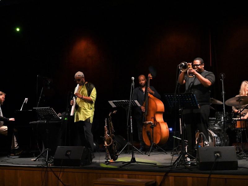 Na zdjęciu Quintet Steve carringtona podczas koncertu w MCK Tkacz. Artyści na scenie