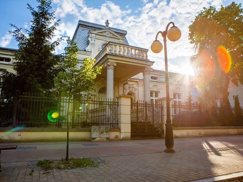 Na zdjęciu pałac Rodego, obecnie siedziba Urzędu Stanu Cywilnego w Tomaszowie Mazowieckim