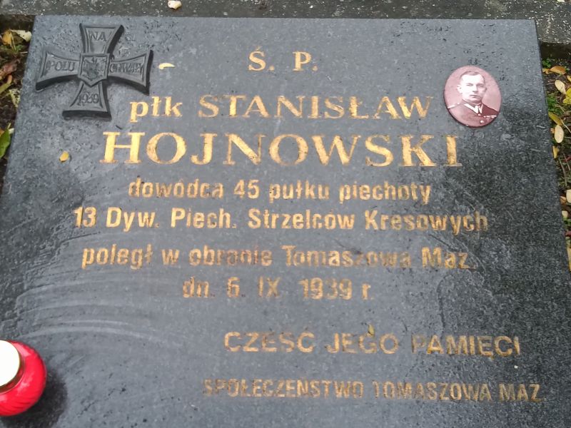 Na zdjęciu płyta nagrobna grobu płk Stanisława Hjnowskiego z jego medalionem, datą smierci i inskrypcją mu poświęconąą