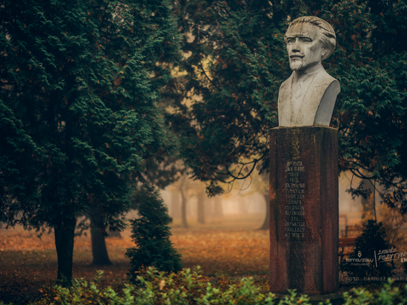 Na zdjęciu popiersie znanego tomaszowskiego lekarza dr Jana Serafina Rode, ktore stoi w parku jego imienia