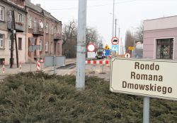 Na zdjęciu remont drogi wojewódzkiej DW 713. Rondo Dmowskiego i maszyny drogowe