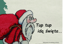 Na zdjęciu plakat z zaproszeniem na wystawę świąteczną. Plakat w formie haftu, na którym zaprezentowany jest św. Mikołaj niosący prezenty
