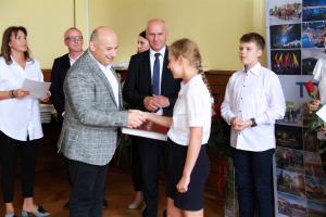 Najlepsi uczniowie szkół podstawowych nagrodzeni przez władze miasta 