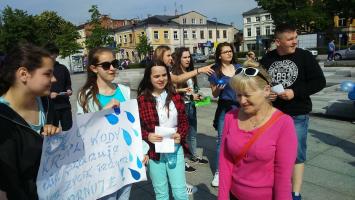 Kto wody nie szanuje, ten życie marnuje –  happening uczniów  Gimnazjum nr 3